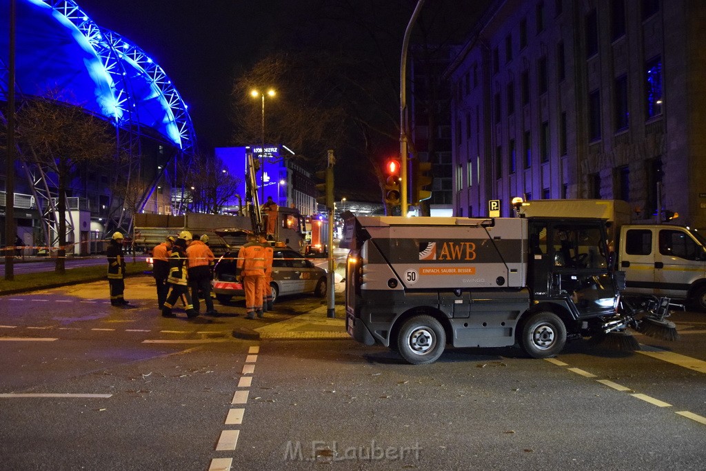 Baum auf PKWs Koeln Mitte Rheinuferstr Goldgasse P060.JPG - Miklos Laubert